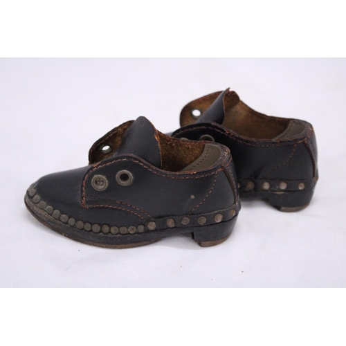 270 - A PAIR OF VICTORIAN STYLE LEATHER (HANDMADE) CHILDREN'S SHOES