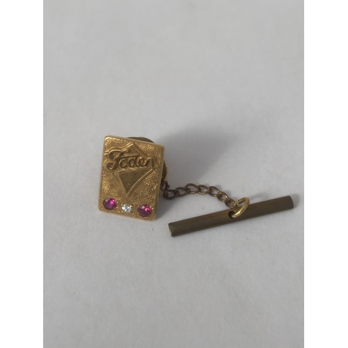 514A - A HALLMARKED 9CT GOLD DIAMOND AND RUBY FODEN TRUCKS PIN BADGE GROSS WEIGHT 4.84 G