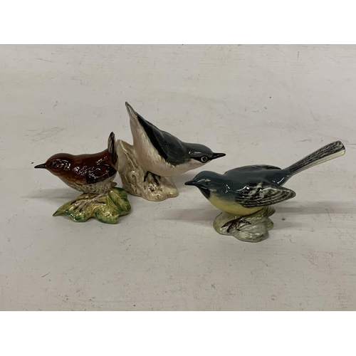 747 - THREE BESWICK BIRDS TO INCLUDE A GREY WAGTAIL, NUTHATCH AND A WREN