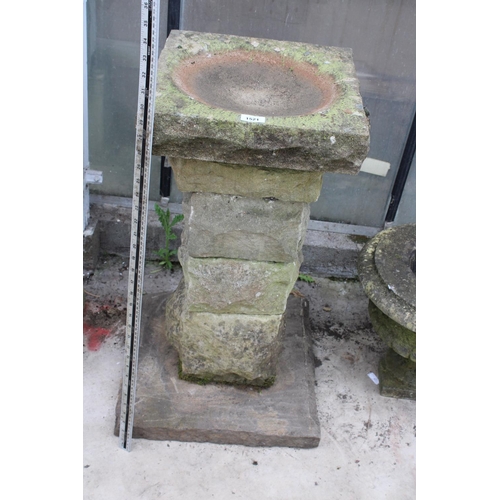 1521 - A VINTAGE WEATHERED NATURAL STONE BIRD BATH WITH PEDESTAL BASE (H:76CM)