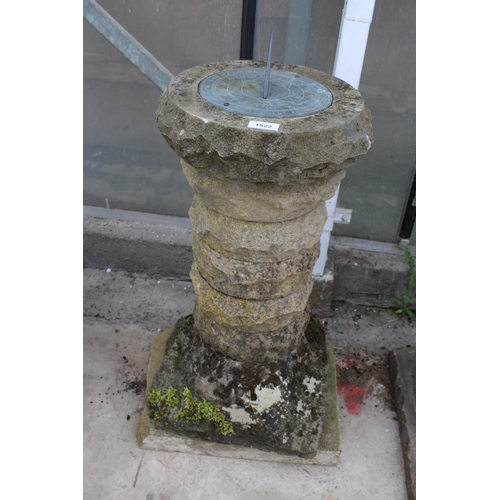 1522 - A WEATHERED NATURAL STONE SUNDIAL (H:69CM)