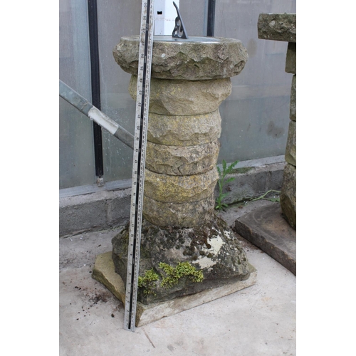 1522 - A WEATHERED NATURAL STONE SUNDIAL (H:69CM)