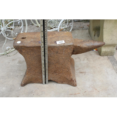 1530 - A SMALL HEAVY DUTY BLACKSMITHS ANVIL (L:47CM H:24CM)