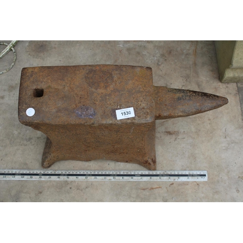 1530 - A SMALL HEAVY DUTY BLACKSMITHS ANVIL (L:47CM H:24CM)