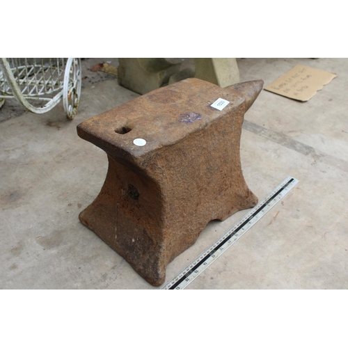 1530 - A SMALL HEAVY DUTY BLACKSMITHS ANVIL (L:47CM H:24CM)