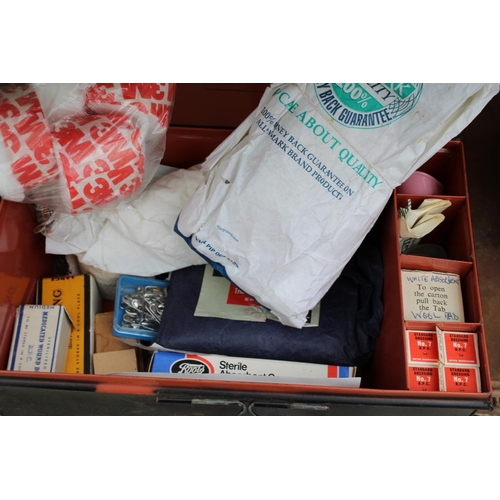 1559 - A VINTAGE METAL FIRST AID TIN COMPLETE WITH FIRST AID ITEMS