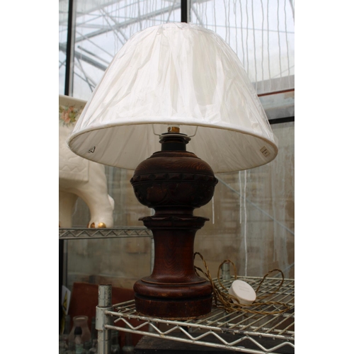 1571 - AN OAK CARVED TABLE LAMP