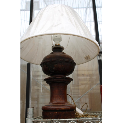 1571 - AN OAK CARVED TABLE LAMP