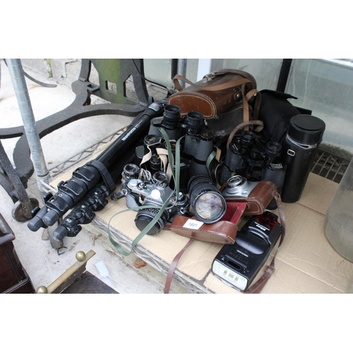 1601 - AN ASSORTMENT OF PHOTOGRAPHY ITEMS TO INCLUDE FOUR PAIRS OF VINTAGE BINOCULARS, A PENTAX CAMERA, A M... 