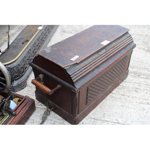 1605 - A VINTAGE SINGER SEWING MACHINE WITH WOODEN CARRY CASE