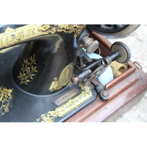 1605 - A VINTAGE SINGER SEWING MACHINE WITH WOODEN CARRY CASE