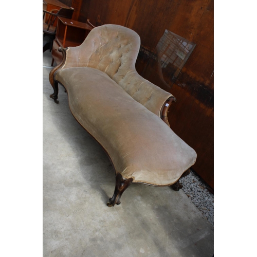 2523 - A VICTORIAN MAHOGANY CHAISE LONGUE WITH SCROLL ARM AND LEGS