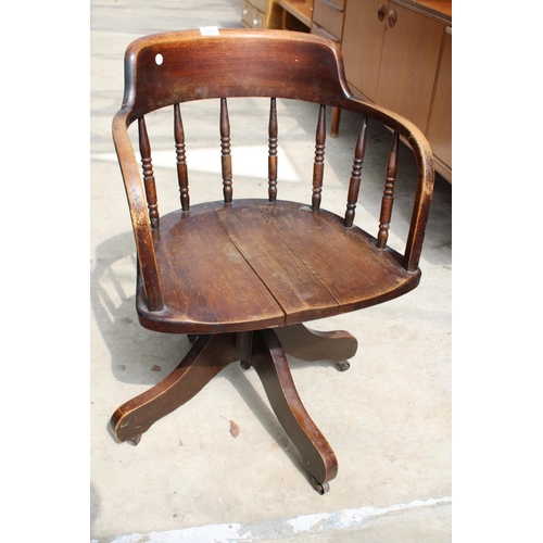 2525 - AN EDWARDIAN OAK SWIVEL DESK CHAIR WITH TURNED UPRIGHTS