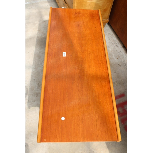 2527 - A RETRO TEAK 2 TIER COFFEE TABLE, WITH SLATTED BASE 44