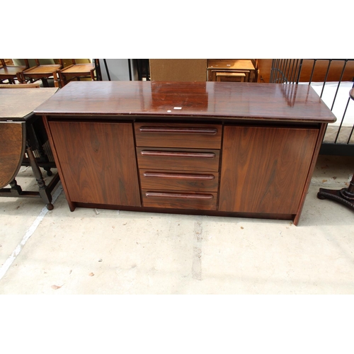 2533 - A RETRO HARDWOOD SIDEBOARD ENCLOSING 4 DRAWERS, 2 CUPBOARDS, 63