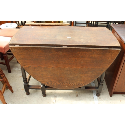 2534 - AN EARLY 20TH CENTURY OVAL OAK GATE-LEG DINING TABLE ON TURNED LEGS, 59