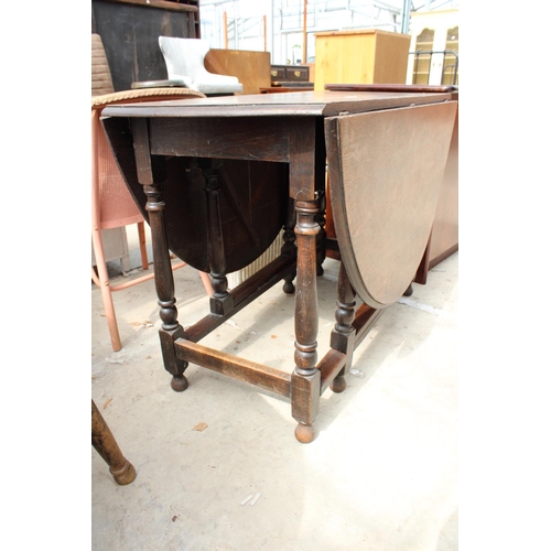 2534 - AN EARLY 20TH CENTURY OVAL OAK GATE-LEG DINING TABLE ON TURNED LEGS, 59