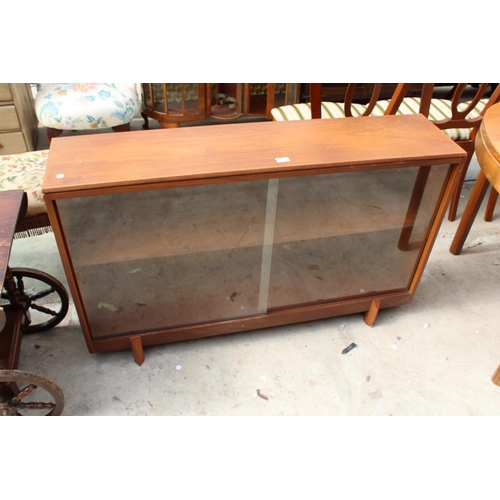 2545 - A RETRO TEAK BOOKCASE WITH 2 GLASS SLIDING DOORS, 48