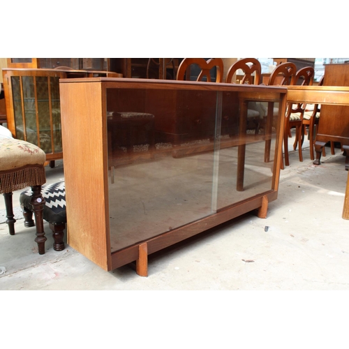 2545 - A RETRO TEAK BOOKCASE WITH 2 GLASS SLIDING DOORS, 48