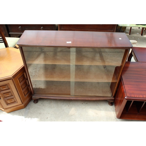 2550 - A MID 20TH CENTURY MAHOGANY BOOKCASE WITH 2 GLASS SLIDING DOORS ON CABRIOLE LEGS, 39