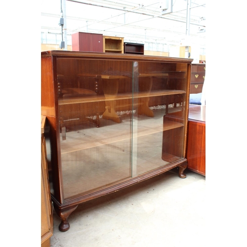 2550 - A MID 20TH CENTURY MAHOGANY BOOKCASE WITH 2 GLASS SLIDING DOORS ON CABRIOLE LEGS, 39