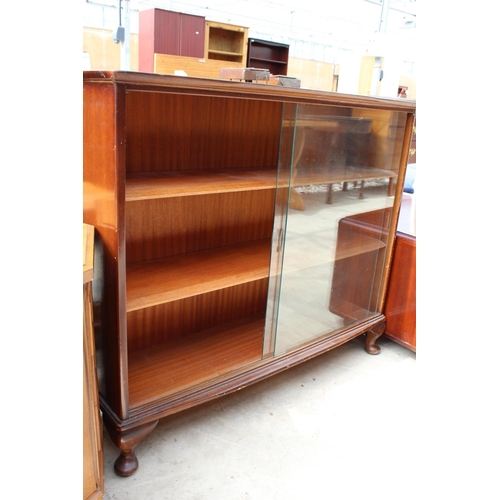 2550 - A MID 20TH CENTURY MAHOGANY BOOKCASE WITH 2 GLASS SLIDING DOORS ON CABRIOLE LEGS, 39