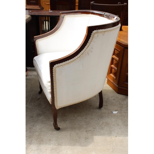 2552 - AN EDWARDIAN MAHOGANY AND INLAID UPHOLSTERED LOUNGE CHAIR