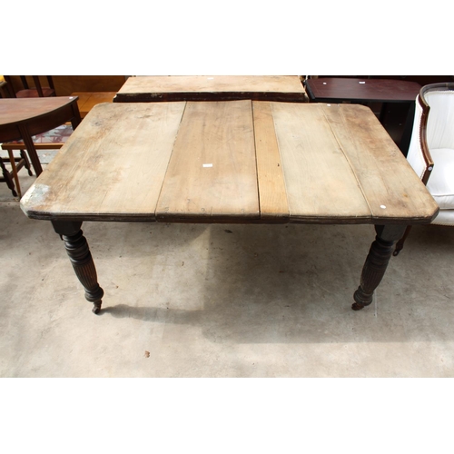 2553 - A LATE VICTORIAN SCRUB TOP WIND-OUT DINING TABLE WITH CANTED CORNERS ON TURNED AND FLUTED LEGS