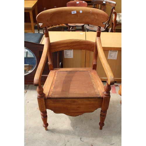 2557 - A VICTORIAN COMMODE CHAIR