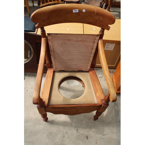 2557 - A VICTORIAN COMMODE CHAIR