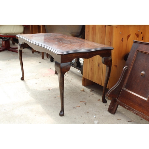 2558 - A MODERN COFFEE TABLE AND SIDEBOARD MIRROR BACK