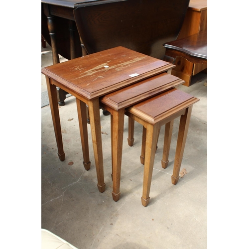 2559 - A MAHOGANY NEST OF THREE TABLES