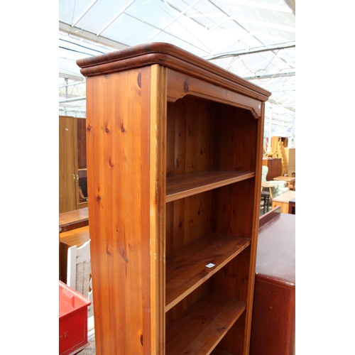 2566 - A MODERN PINE 5 TIER OPEN BOOKCASE, 33.5