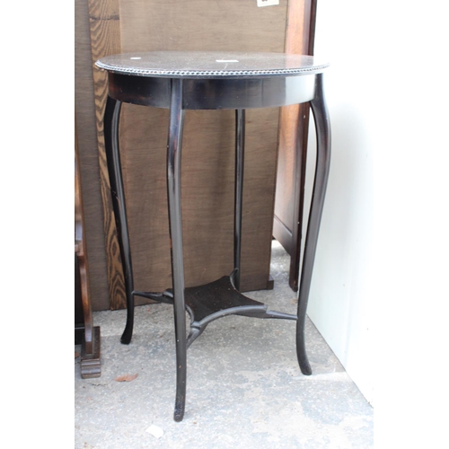 2571 - AN EDWARDIAN EBONISED 2 TIER OCCASIONAL TABLE, 18