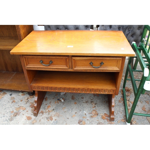 2732 - A SMALL OAK LOW SIDE-TABLE ENCLOSING 2 DRAWERS, 32