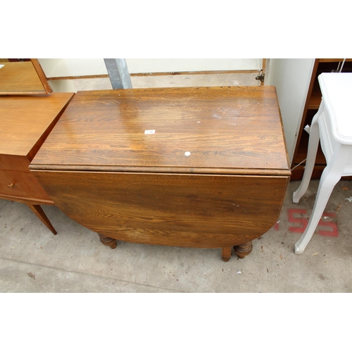 2746 - AN EARLY 20TH CENTURY OAK DROP-LEAF DINING TABLE ON TURNED AND FLUTED LEGS, 60