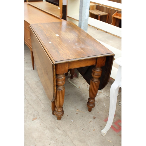 2746 - AN EARLY 20TH CENTURY OAK DROP-LEAF DINING TABLE ON TURNED AND FLUTED LEGS, 60