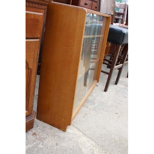 2808 - A RETRO OAK BOOKCASE WITH TWO SLIDING DOORS 36