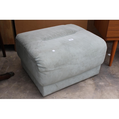 2827 - A MODERN UPHOLSTERED POUFFE, 25