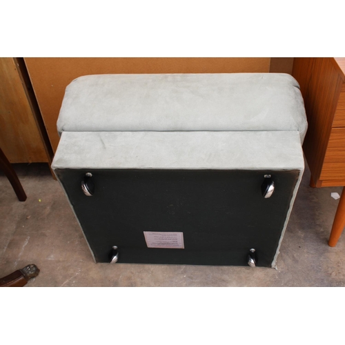 2827 - A MODERN UPHOLSTERED POUFFE, 25