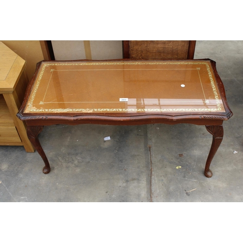 2832 - A MAHOGANY COFFEE TABLE WITH INSET LEATHER TOP ON CABRIOLE LEGS