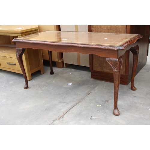 2832 - A MAHOGANY COFFEE TABLE WITH INSET LEATHER TOP ON CABRIOLE LEGS