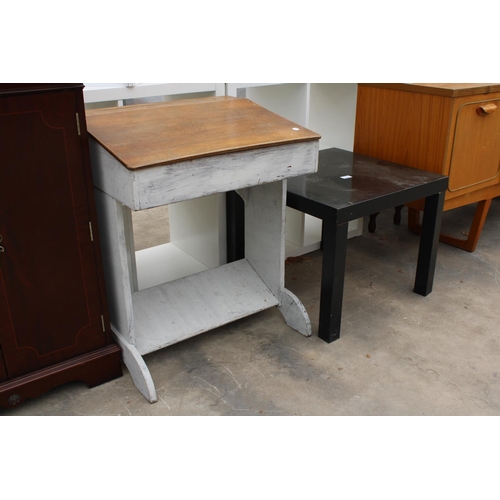 2836 - A MID TWENTIETH CENTURY CHILDS DESK AND BLACK LAMP TABLE