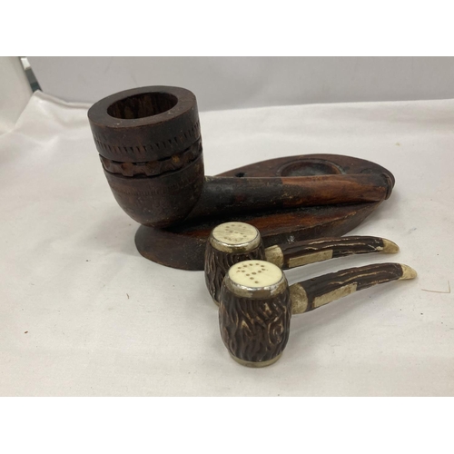 25 - A CARVED PIPE STAND AND A CRUET SET OF SALT AND PEPPER PIPES