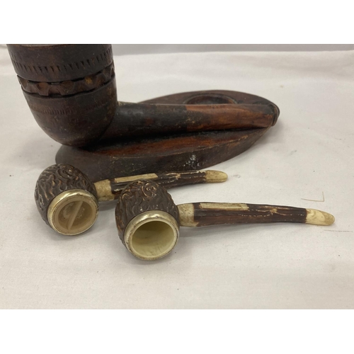 25 - A CARVED PIPE STAND AND A CRUET SET OF SALT AND PEPPER PIPES