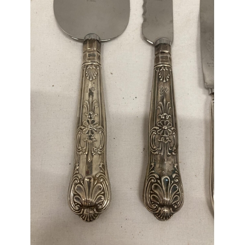 44 - SEVEN SILVER ITEMS TO INCLUDE HALLMARKED SHEFFIELD SILVER HANDLED KNIFE AND CAKE SLICE, A GEORGIAN B... 