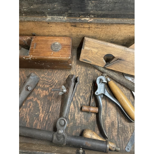 48 - A VINTAGE WOODWORKERS CHEST BEARING INITIAL'S GW WITH TOOLS BELONGING TO RENOWNED CARPENTER GORDON W... 