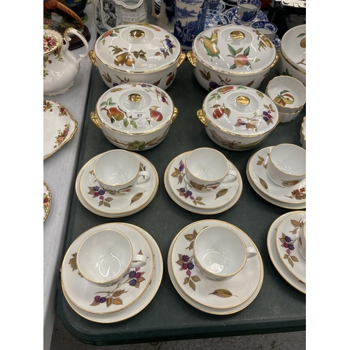 87 - A LARGE COLLECTION OF ROYAL WORCESTER EVESHAM DINNERWARE TO INCLUDE LIDDED SERVING DISHES, PLATES, B... 