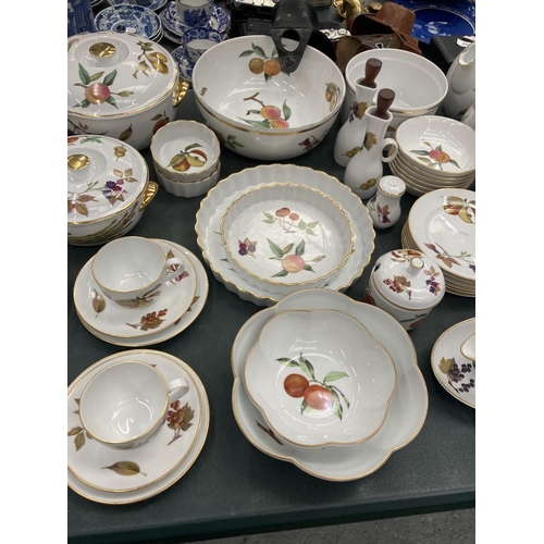 87 - A LARGE COLLECTION OF ROYAL WORCESTER EVESHAM DINNERWARE TO INCLUDE LIDDED SERVING DISHES, PLATES, B... 