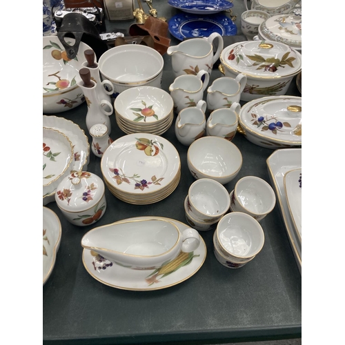 87 - A LARGE COLLECTION OF ROYAL WORCESTER EVESHAM DINNERWARE TO INCLUDE LIDDED SERVING DISHES, PLATES, B... 